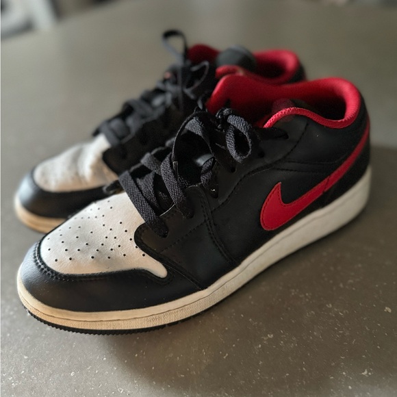 Jordan 1 low size 6.5 - Picture 3 of 4